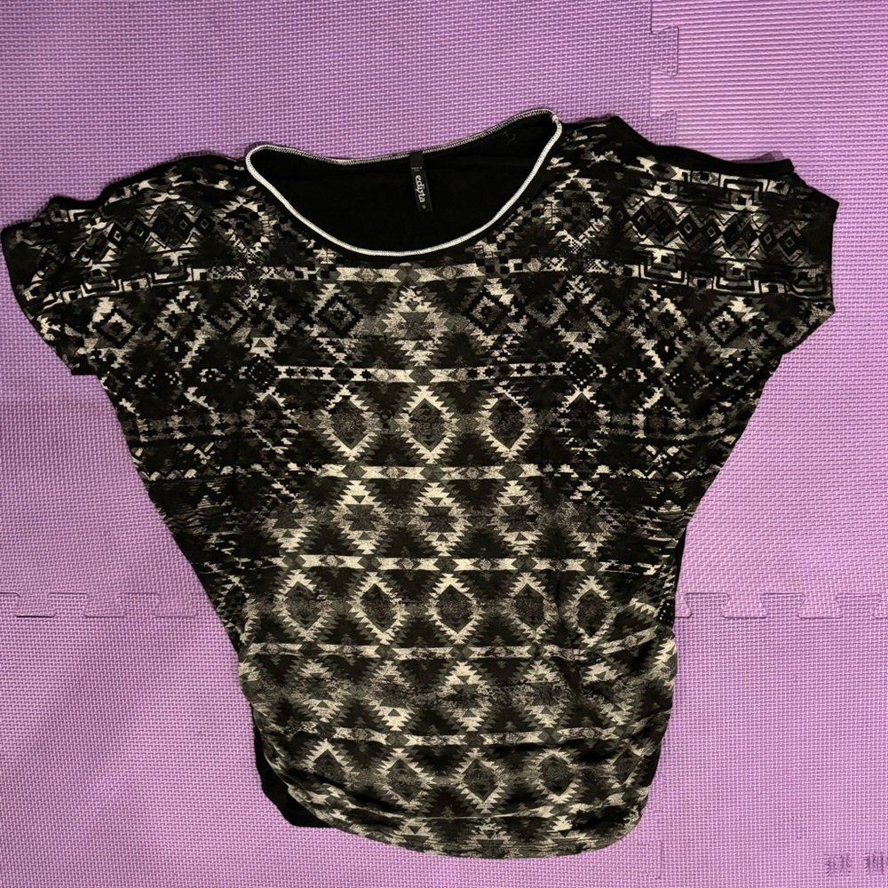 Edista cold shoulder top w/ cinched waist size small. Comes from smoke-free home